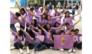 Hình ảnh áo và cờ được thết kế theo lớp học